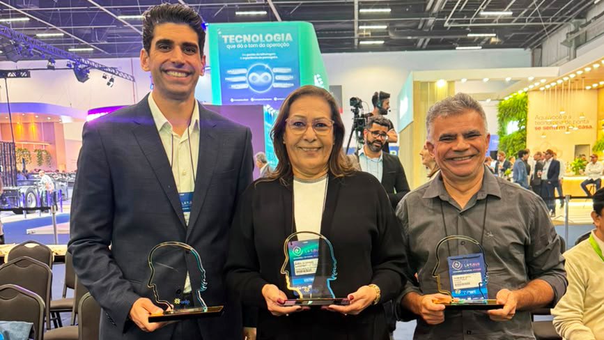 Três gestores de Fortaleza posam com troféu do Prêmio Plínio Assmann 2026